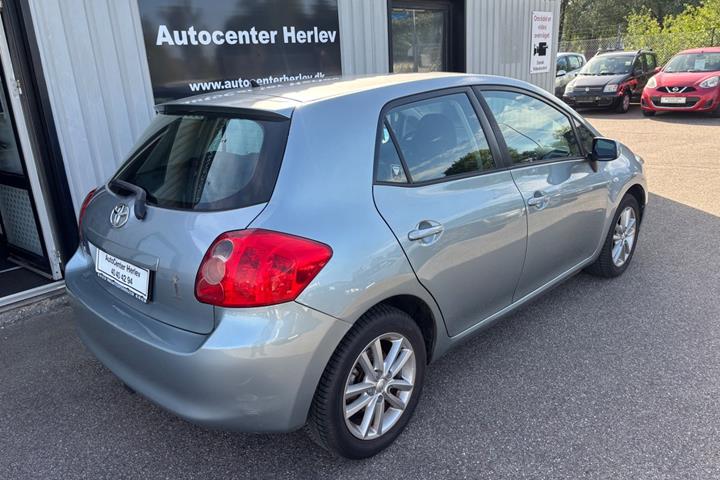 Grå Toyota Auris fra 2008