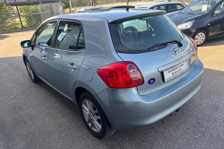 Grå Toyota Auris fra 2008