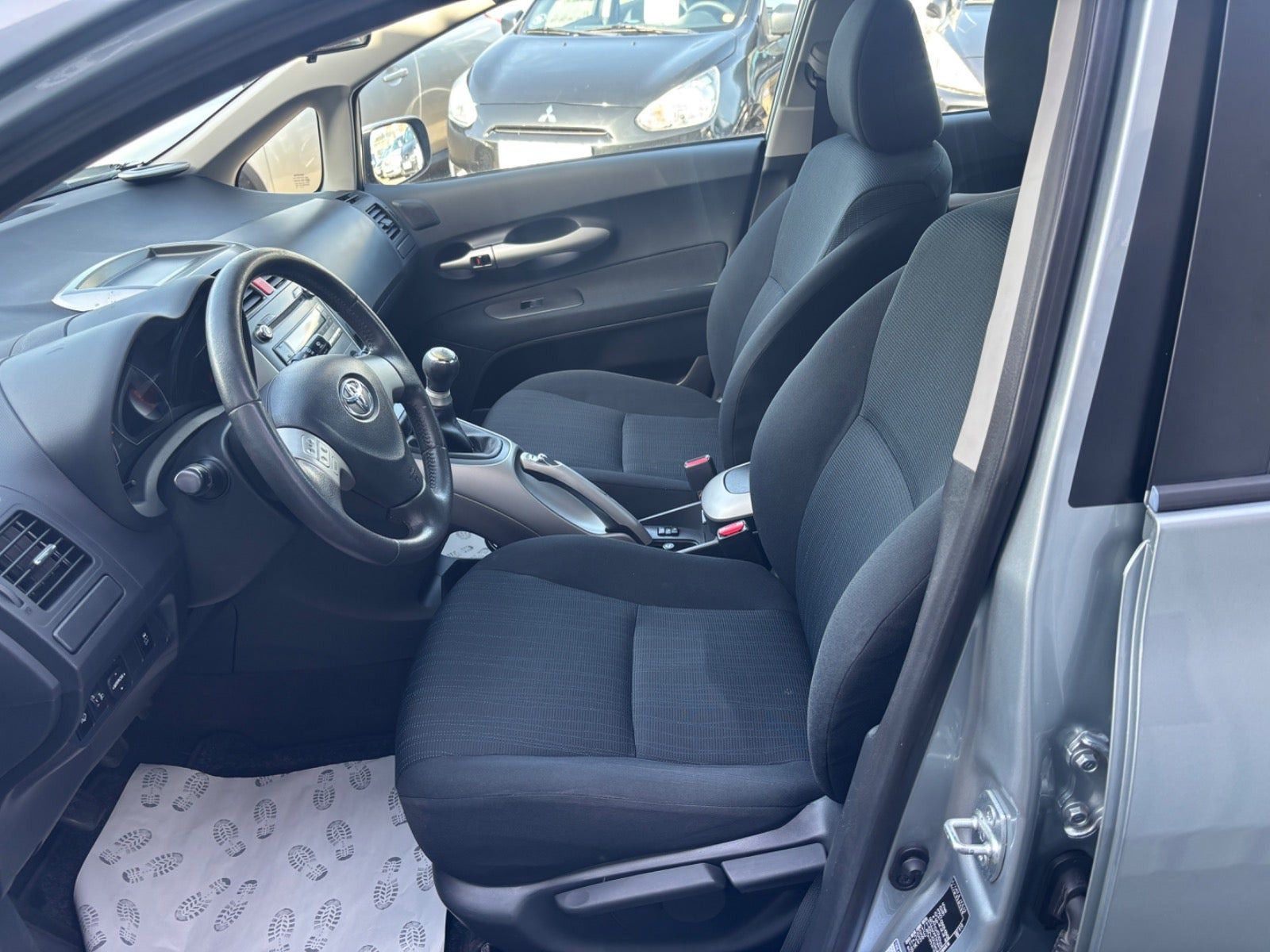 Grå Toyota Auris fra 2008