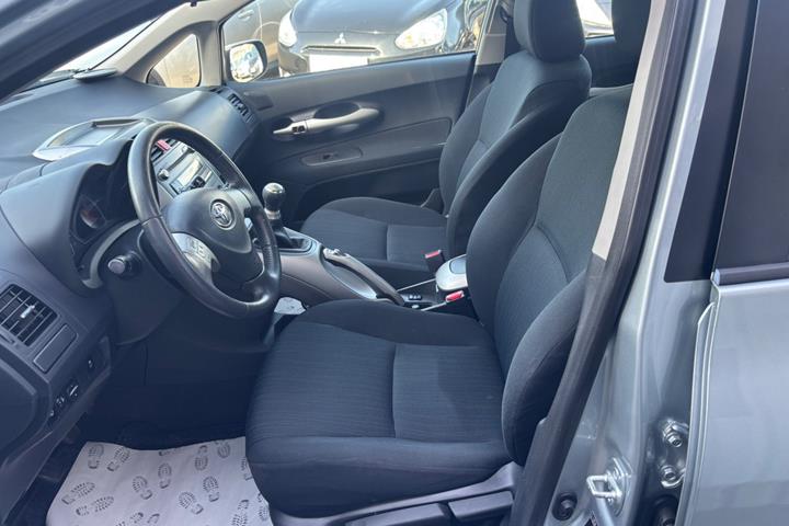 Grå Toyota Auris fra 2008