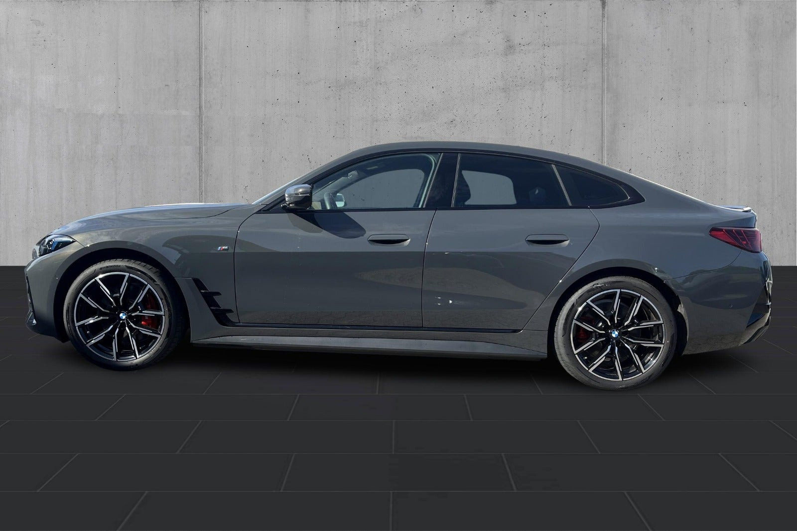Grå BMW i4 fra 2026