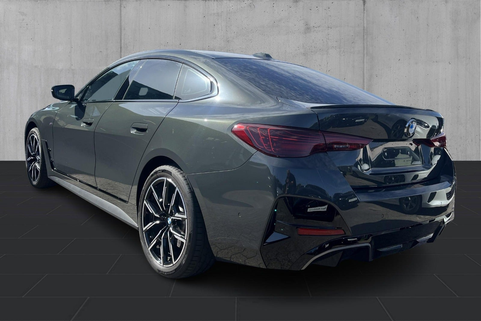 Grå BMW i4 fra 2026