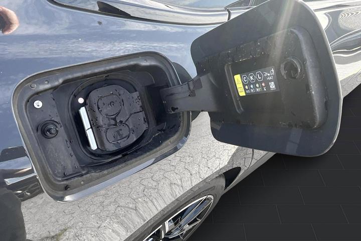 Grå BMW i4 fra 2026