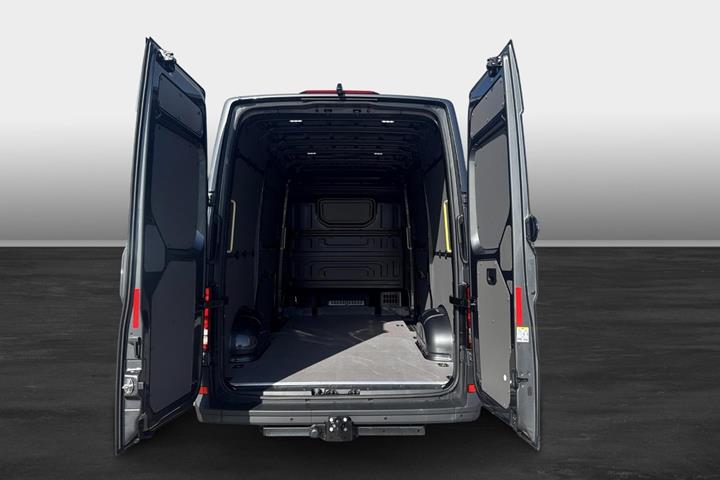Grå VW Crafter 35 fra 2026