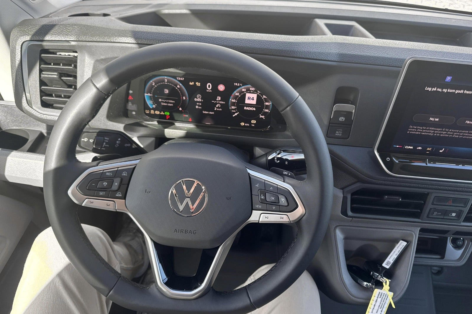Grå VW Crafter 35 fra 2026