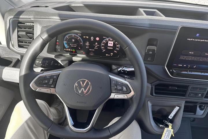 Grå VW Crafter 35 fra 2026