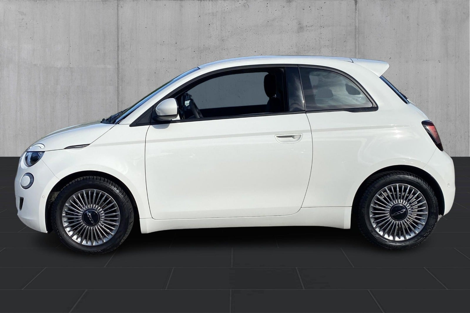 Hvid Fiat 500e fra 2023