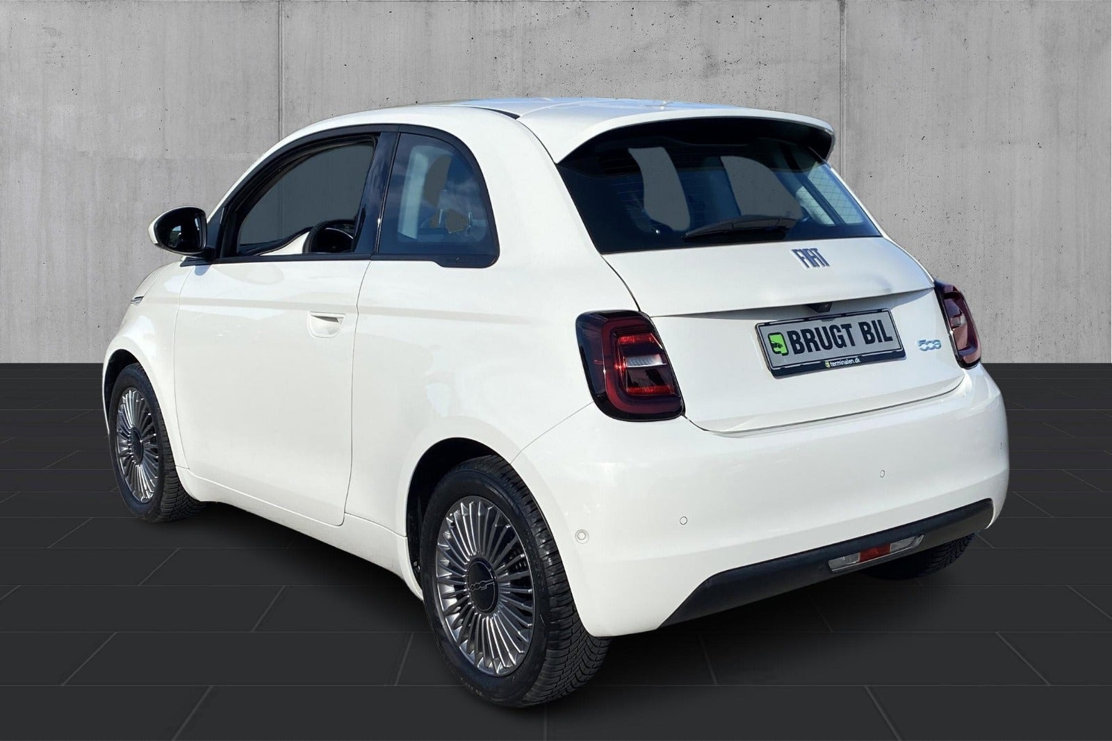 Hvid Fiat 500e fra 2023