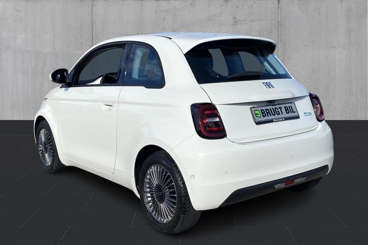Hvid Fiat 500e fra 2023