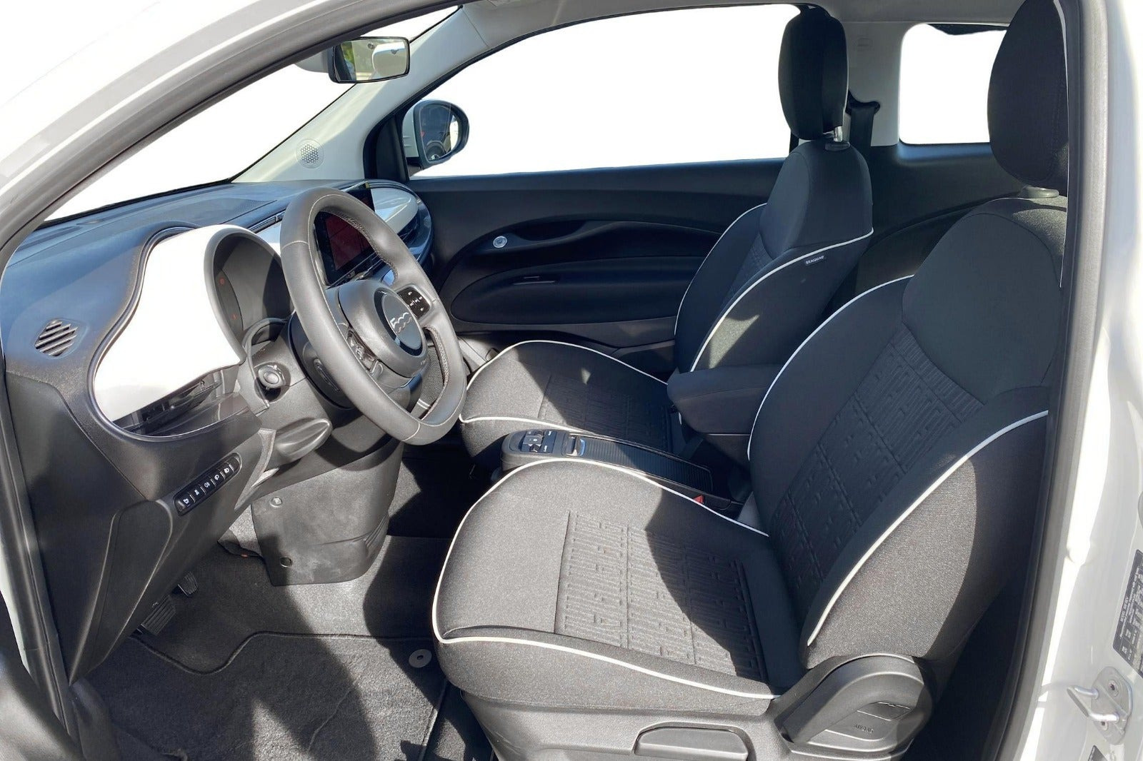 Hvid Fiat 500e fra 2023