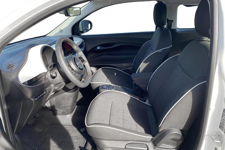 Hvid Fiat 500e fra 2023