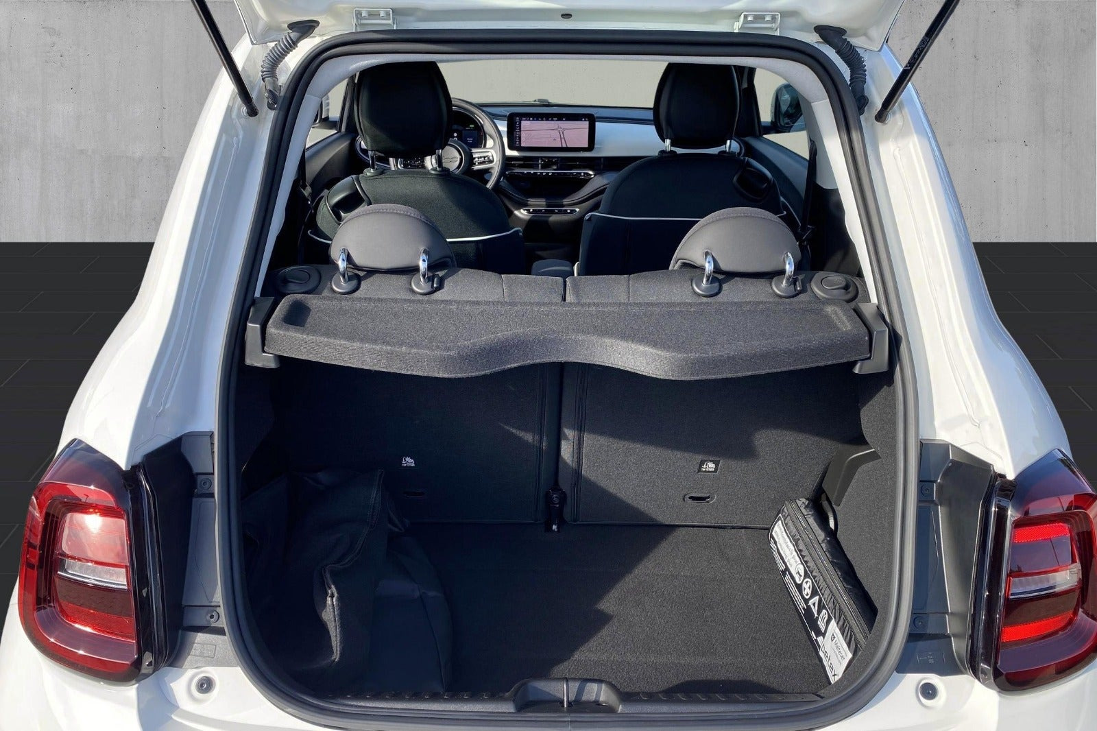 Hvid Fiat 500e fra 2023