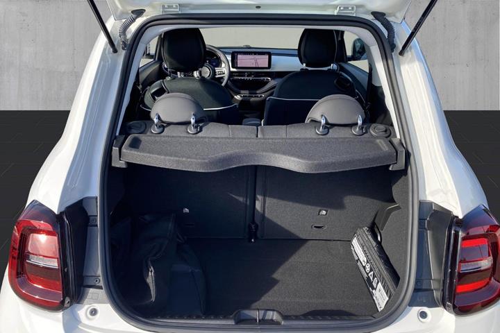 Hvid Fiat 500e fra 2023