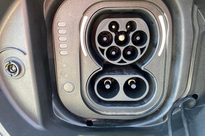 Hvid Fiat 500e fra 2023