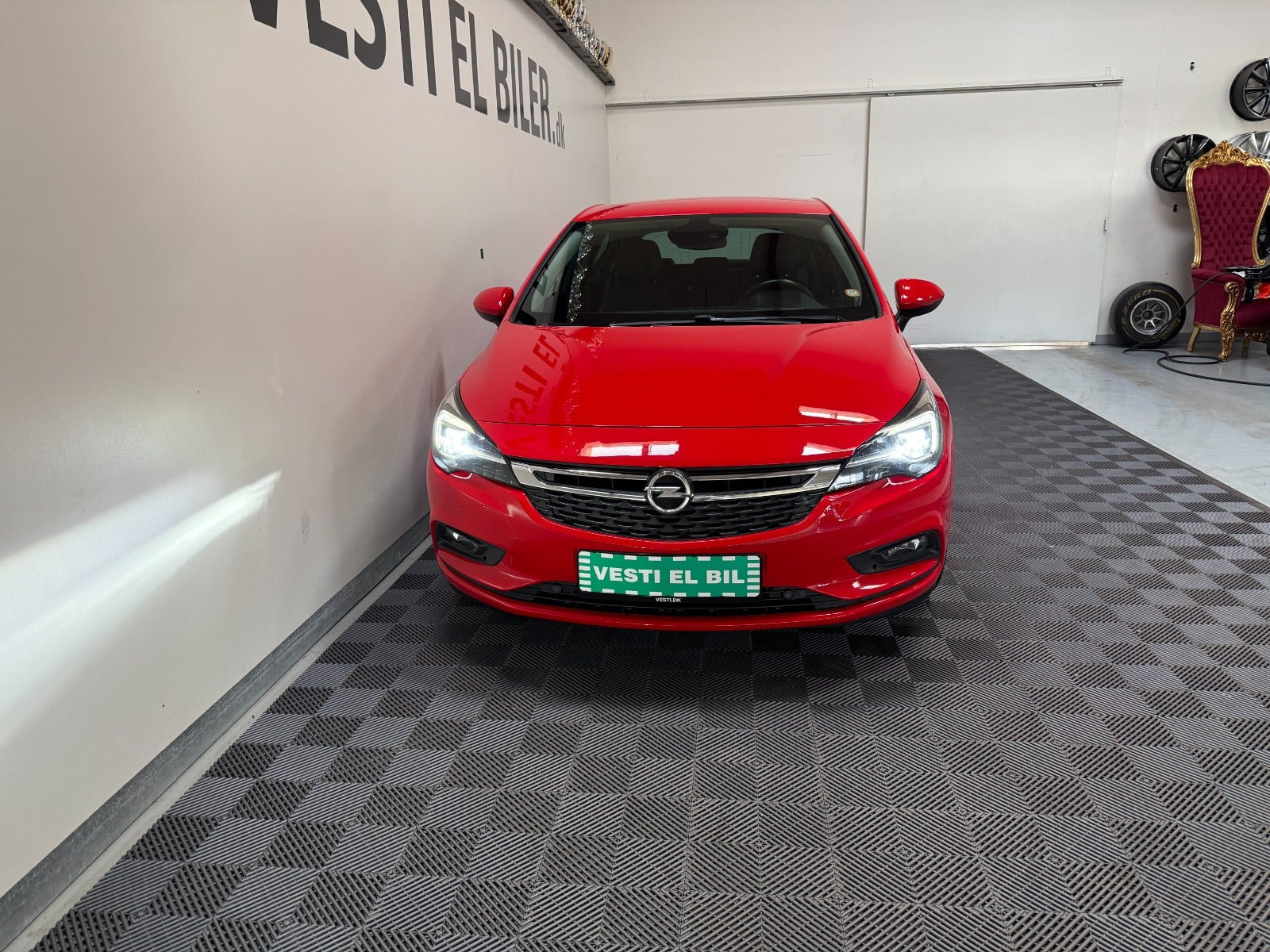 Rød Opel Astra fra 2016
