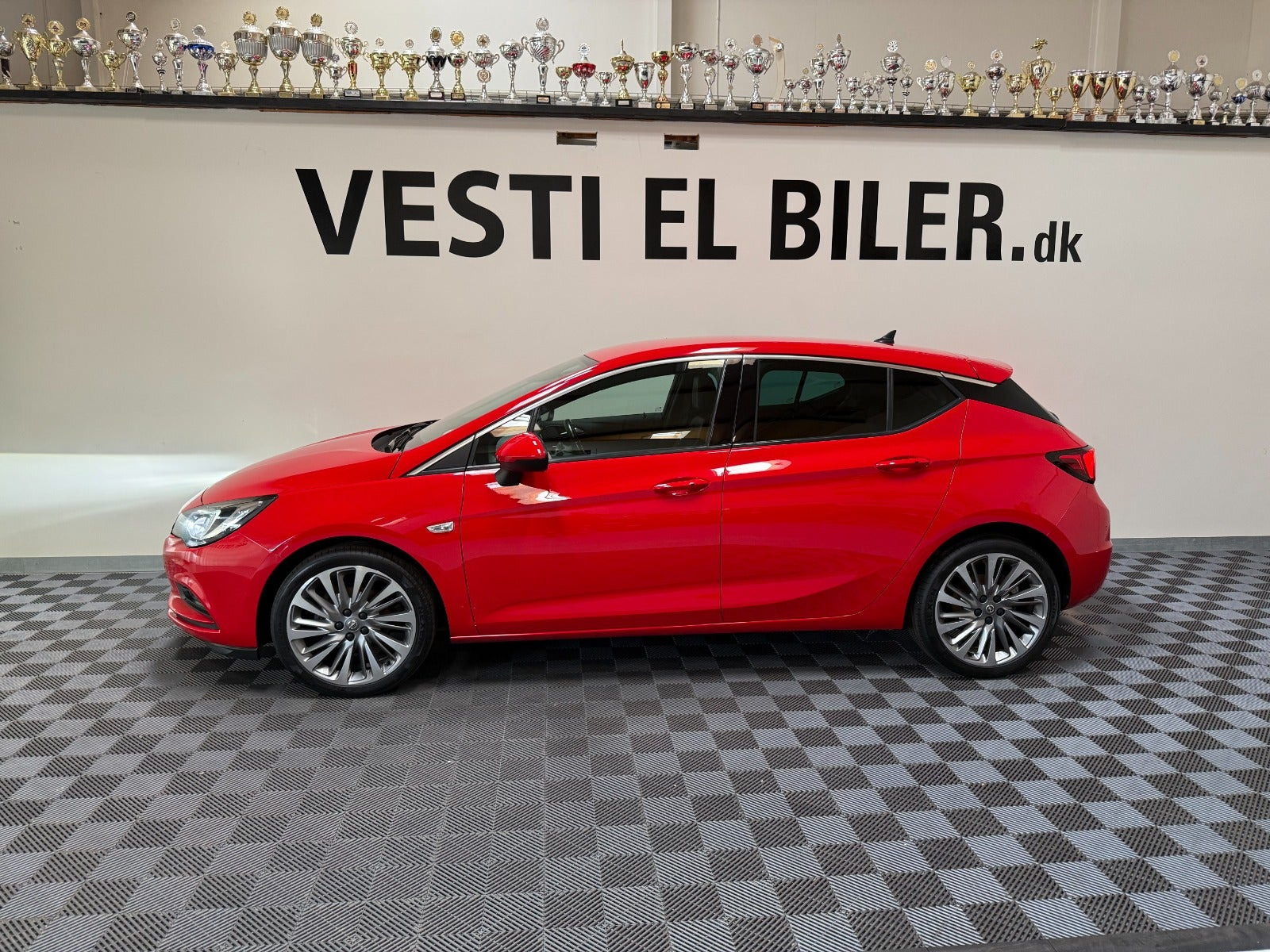 Rød Opel Astra fra 2016