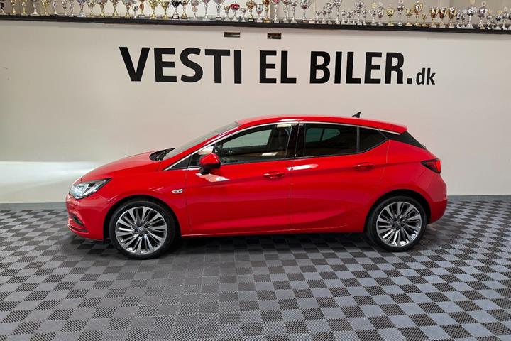 Rød Opel Astra fra 2016