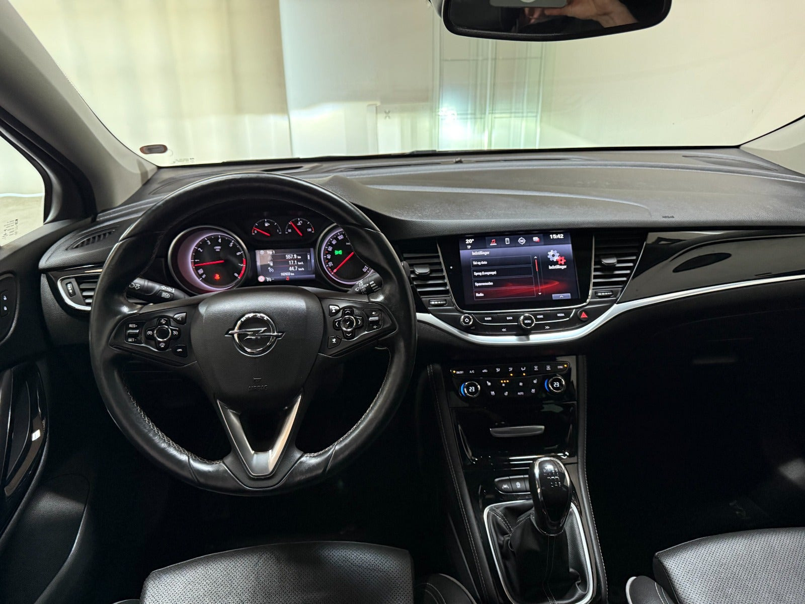 Rød Opel Astra fra 2016