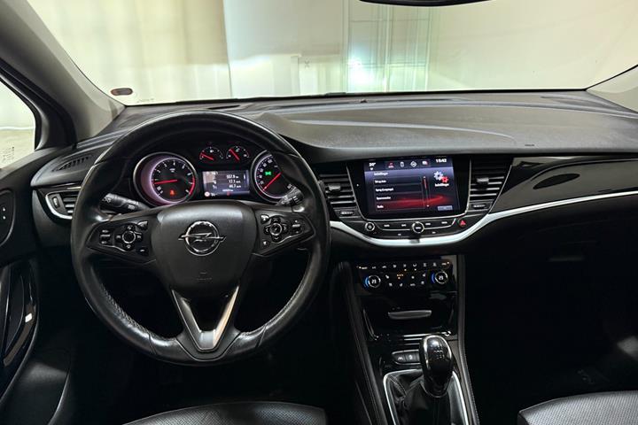 Rød Opel Astra fra 2016