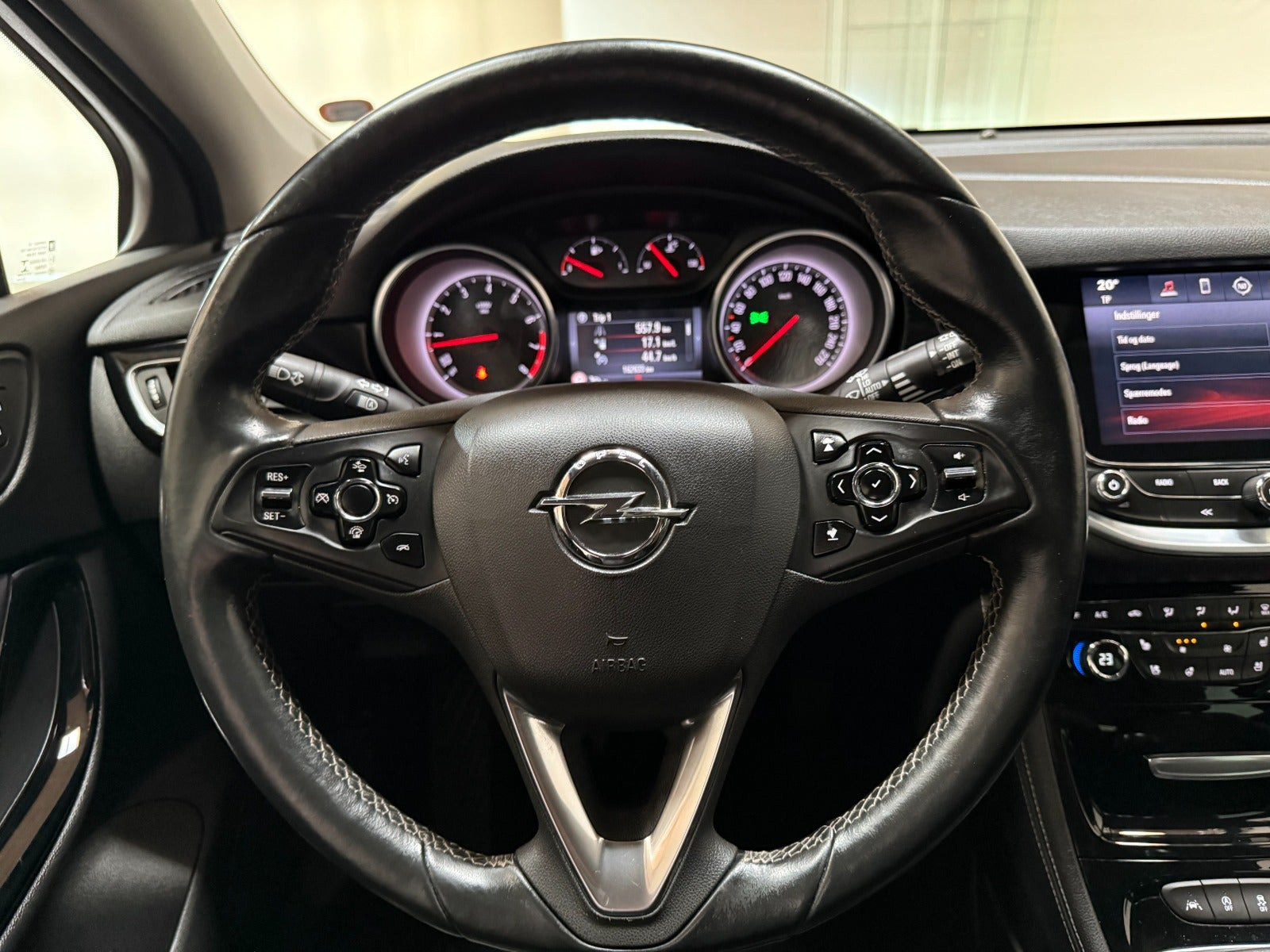 Rød Opel Astra fra 2016