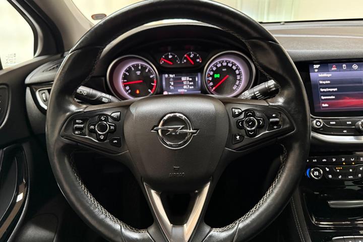 Rød Opel Astra fra 2016