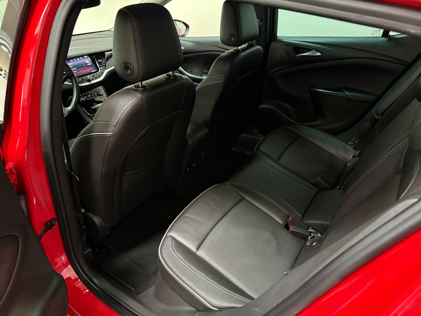 Rød Opel Astra fra 2016