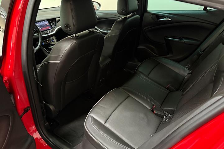Rød Opel Astra fra 2016