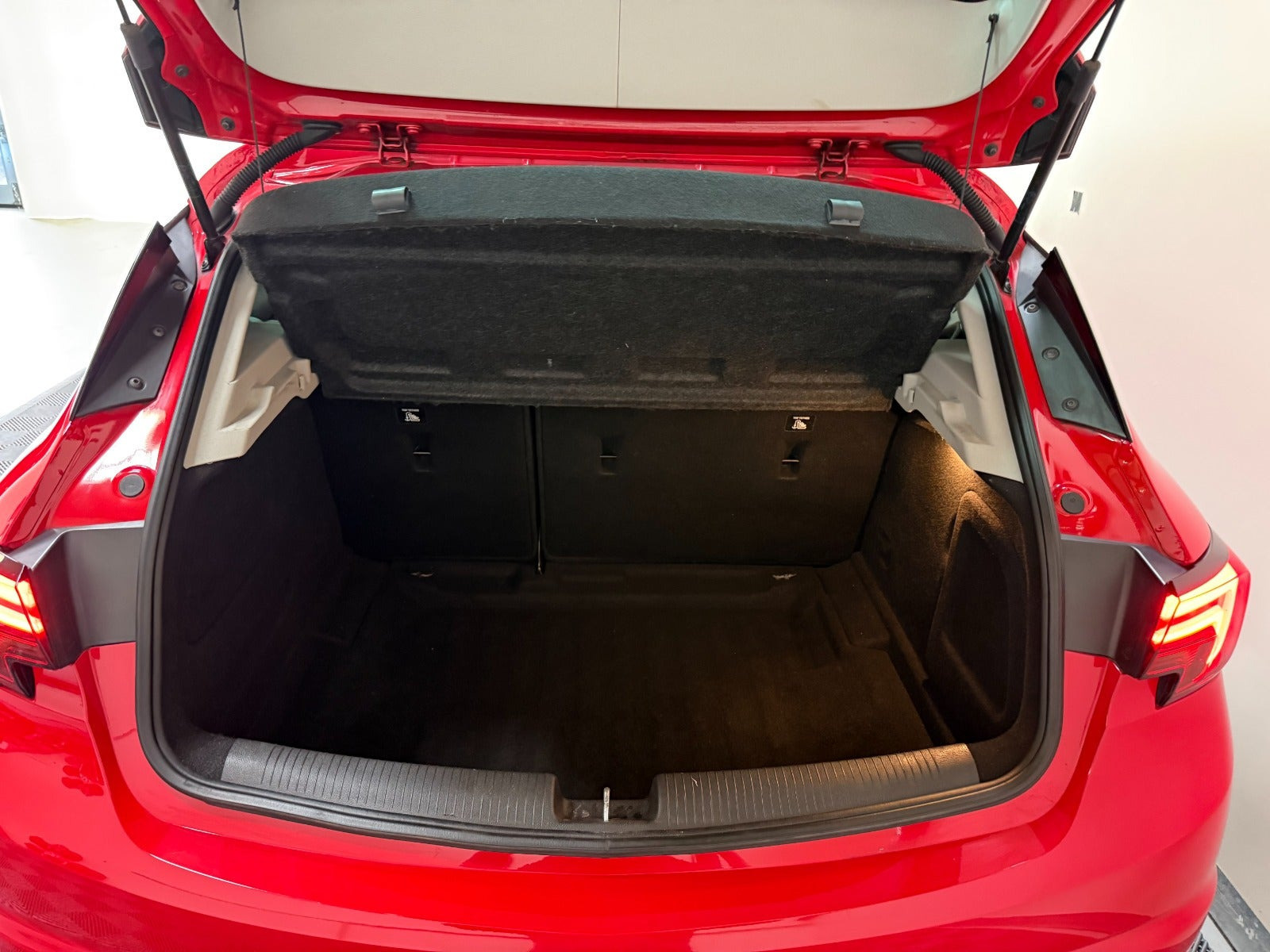 Rød Opel Astra fra 2016