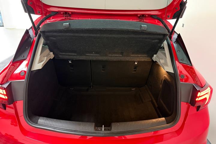 Rød Opel Astra fra 2016