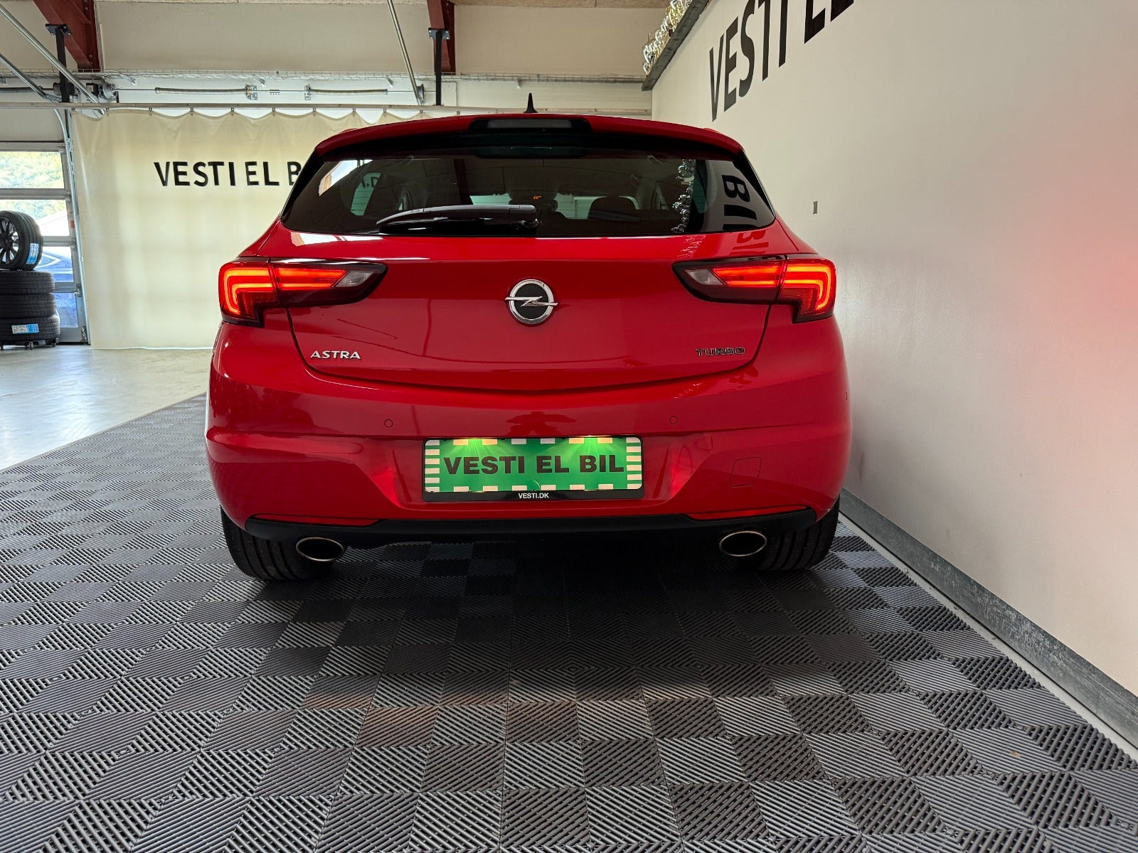 Rød Opel Astra fra 2016