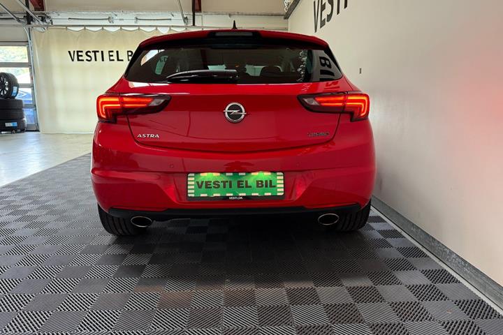Rød Opel Astra fra 2016