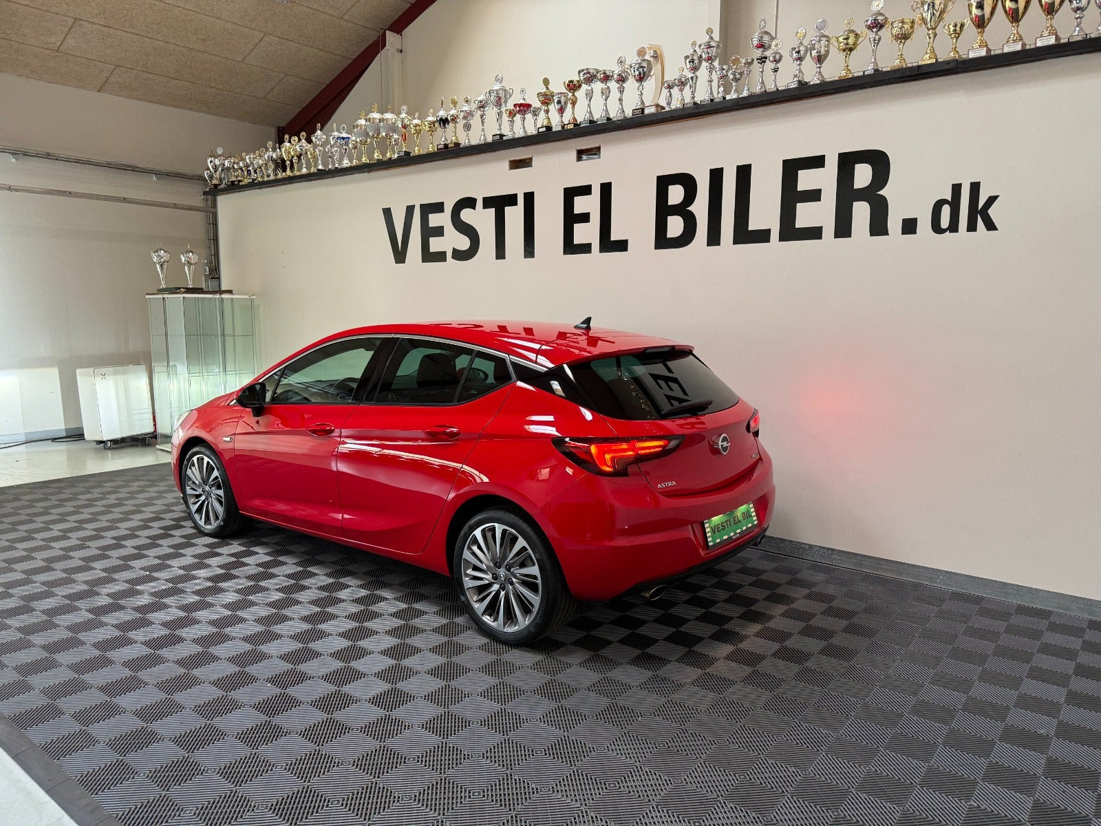 Rød Opel Astra fra 2016
