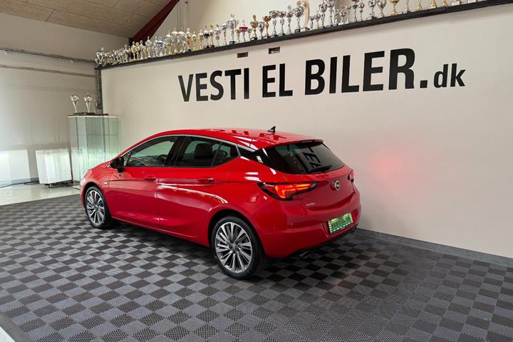 Rød Opel Astra fra 2016