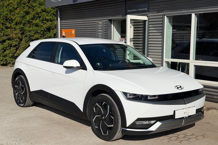 Hvid Hyundai Ioniq 5 fra 2023 set udefra