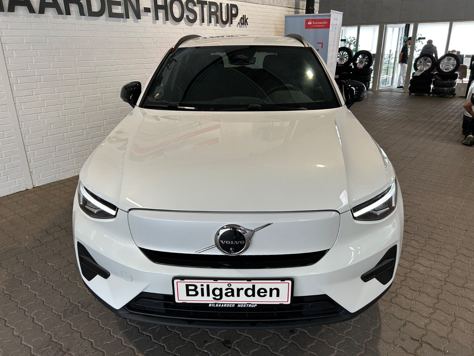 Hvid Volvo EX40 fra 2025