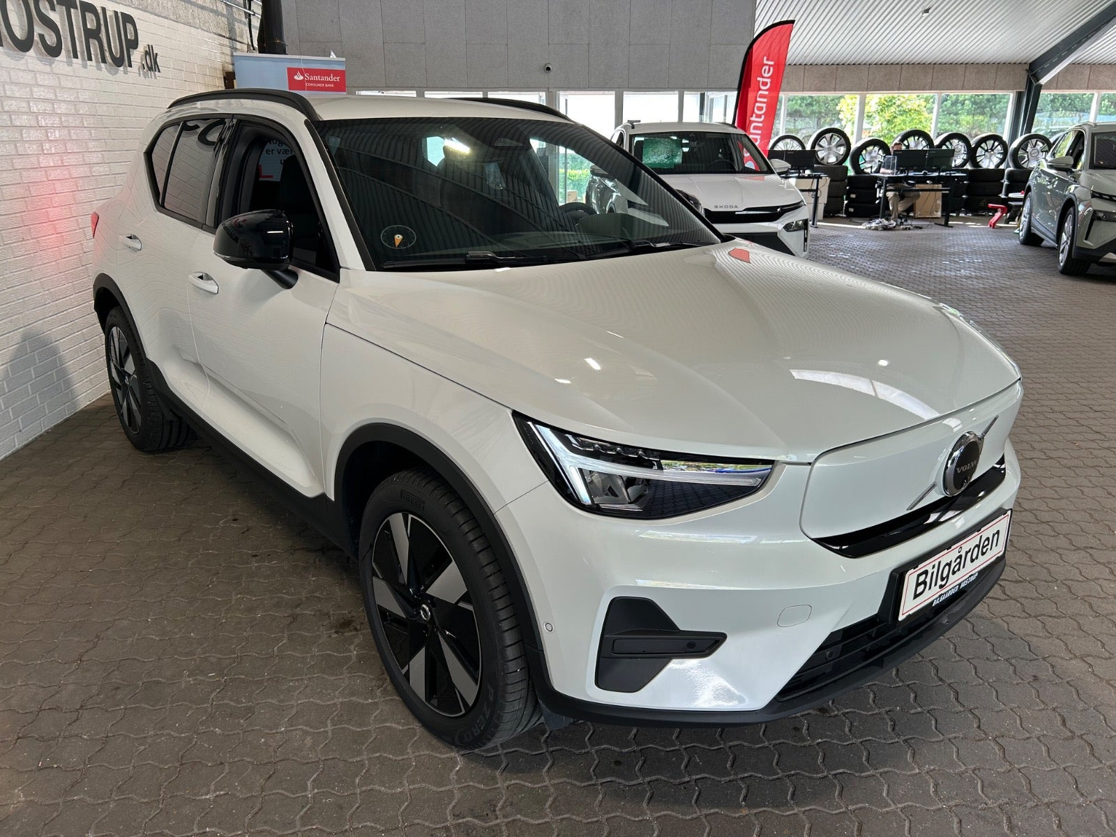 Hvid Volvo EX40 fra 2025