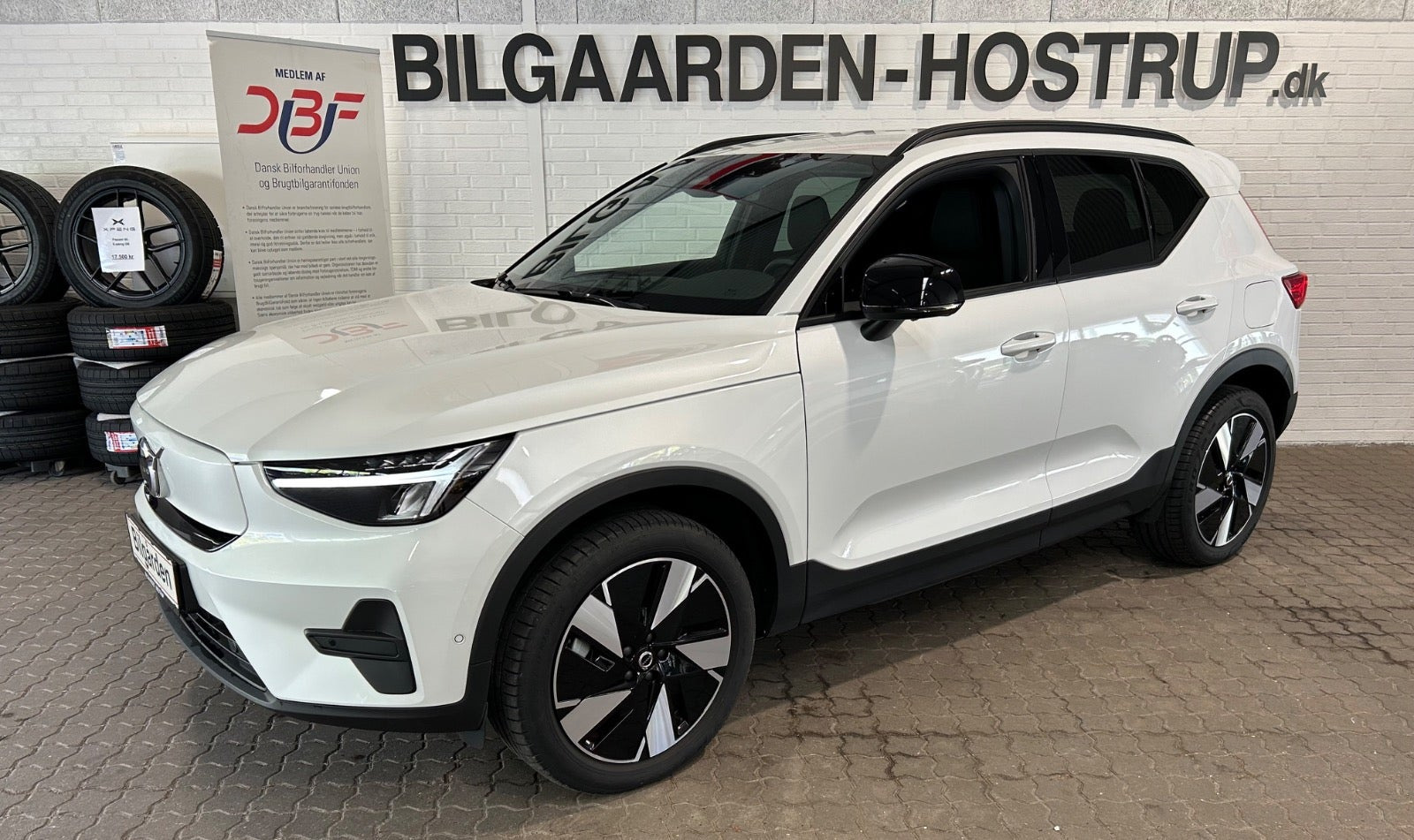 Hvid Volvo EX40 fra 2025