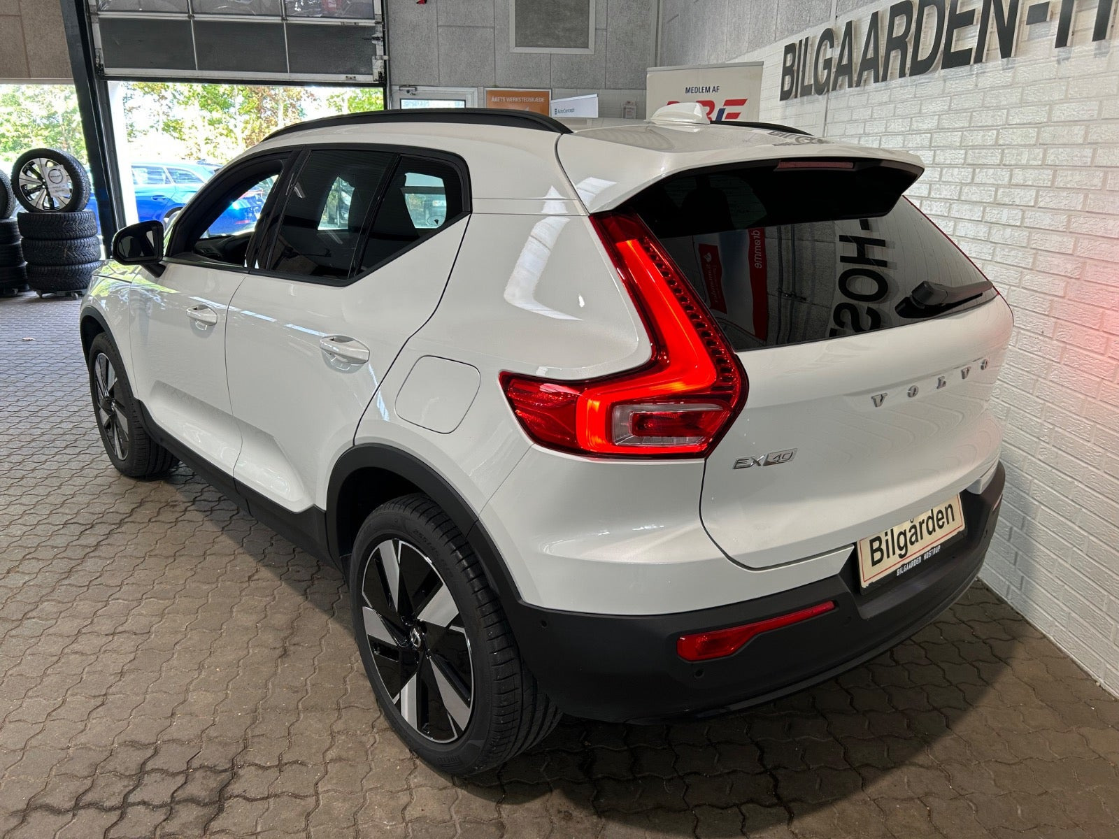 Hvid Volvo EX40 fra 2025