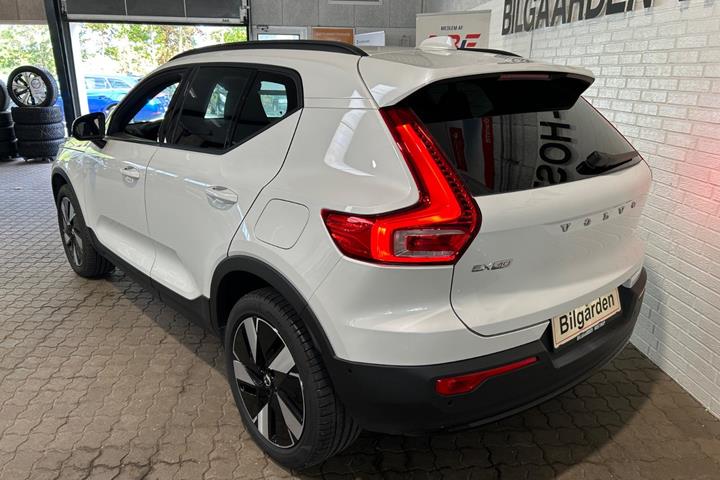 Hvid Volvo EX40 fra 2025