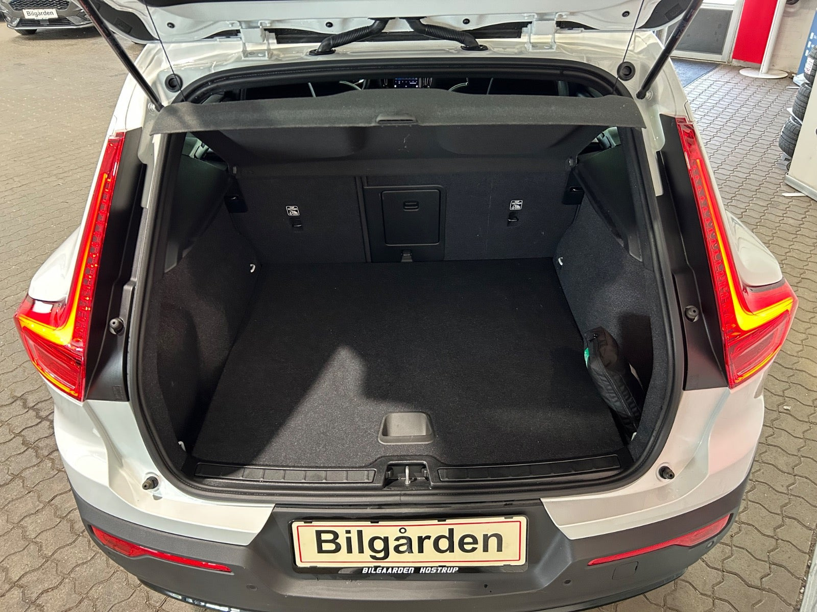 Hvid Volvo EX40 fra 2025