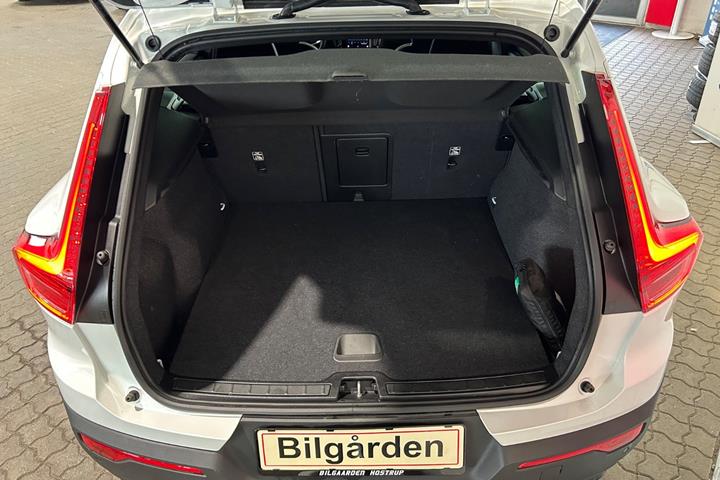 Hvid Volvo EX40 fra 2025