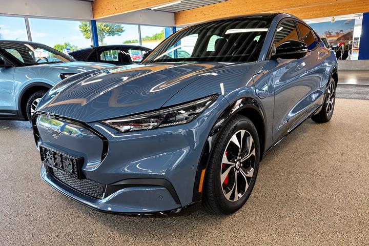 Blå Ford Mustang Mach-E fra 2024