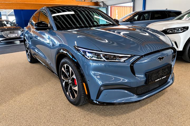 Blå Ford Mustang Mach-E fra 2024
