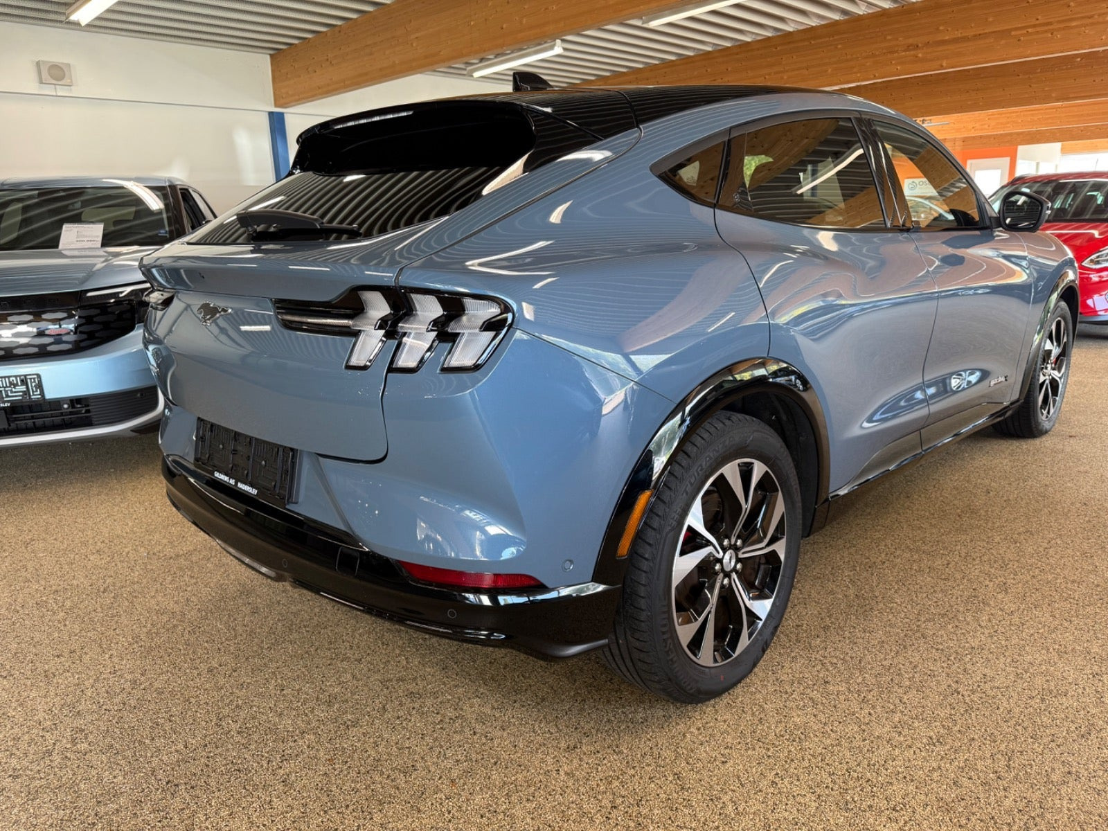 Blå Ford Mustang Mach-E fra 2024