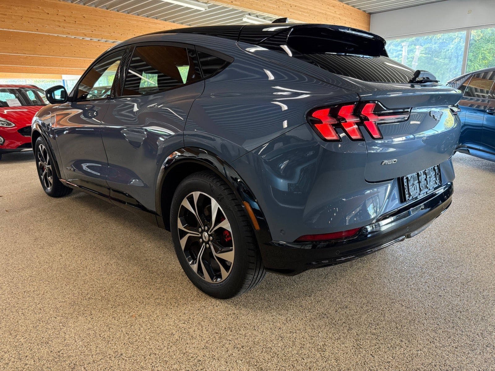 Blå Ford Mustang Mach-E fra 2024
