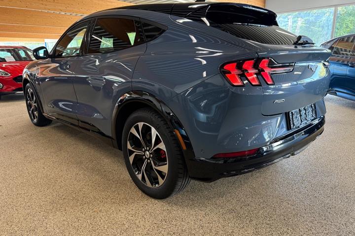 Blå Ford Mustang Mach-E fra 2024