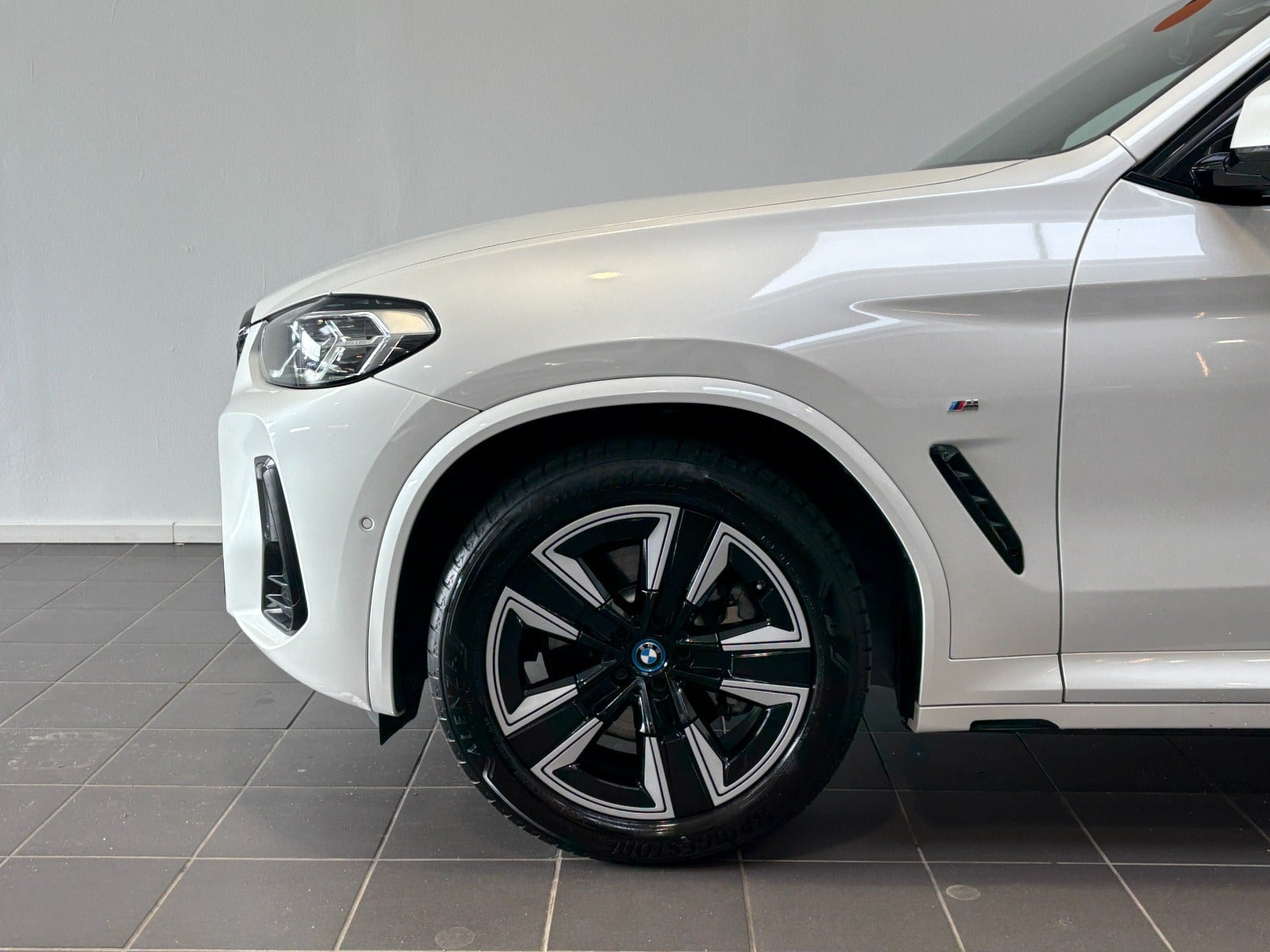 Hvid BMW iX3 fra 2023