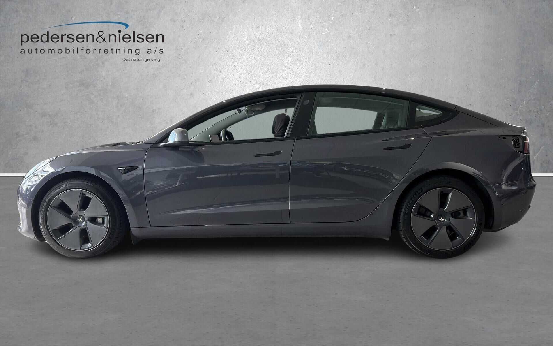 Sort Tesla Model 3 fra 2022