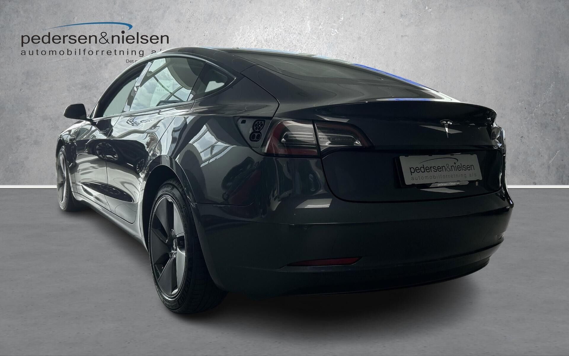 Sort Tesla Model 3 fra 2022
