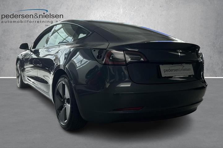 Sort Tesla Model 3 fra 2022